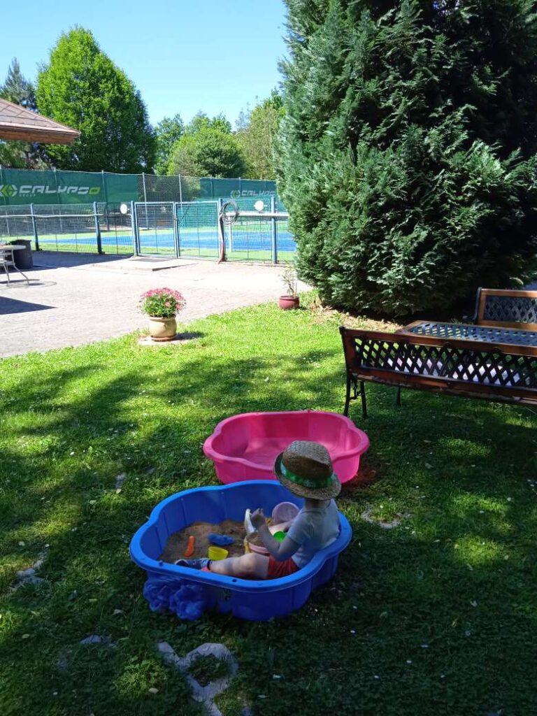 A zde máme prvního dětského návštěvníka… Vezměte …